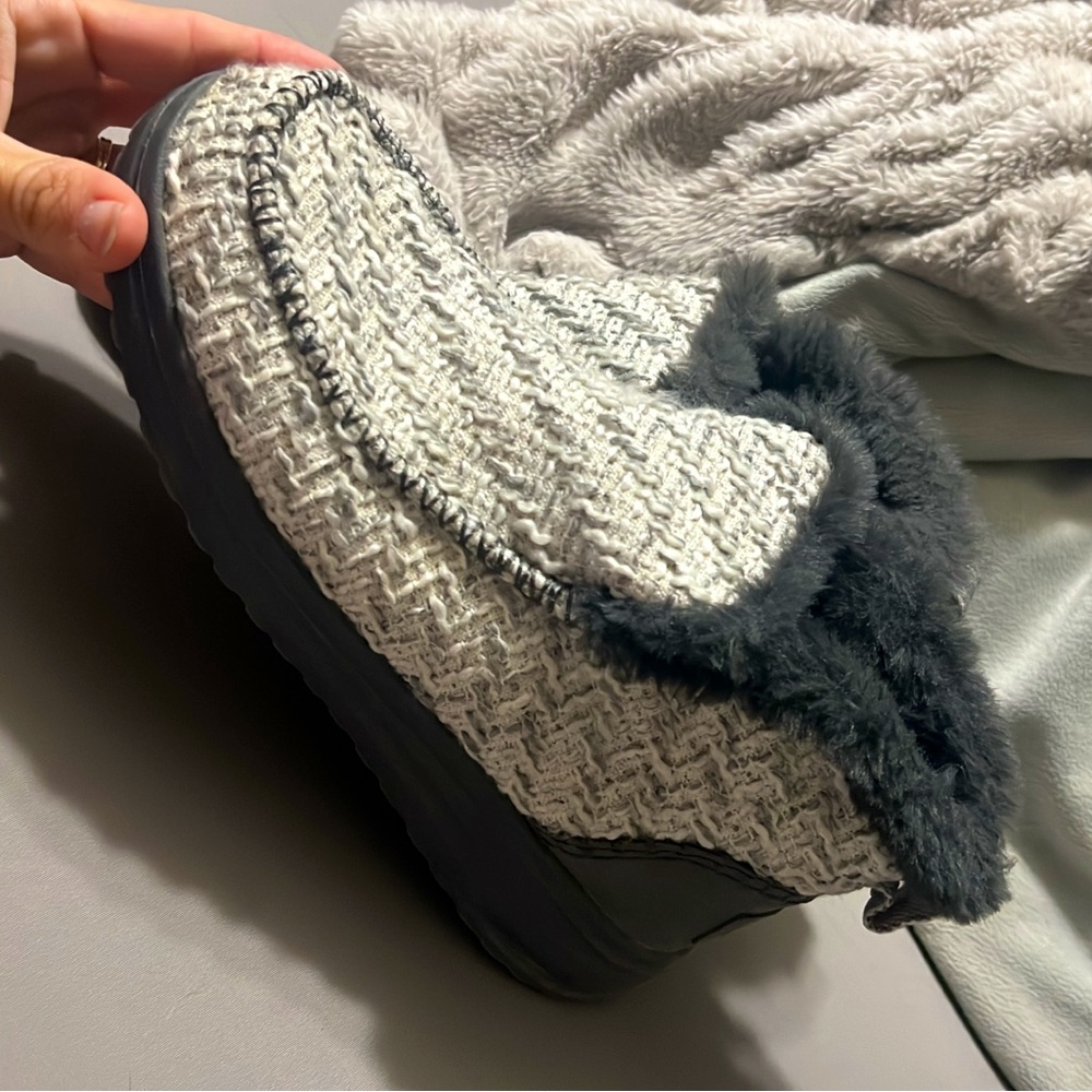 Women’s Hey dudes size 6